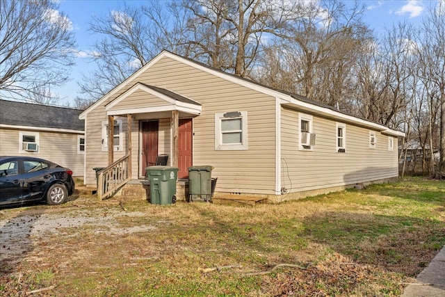 view of front of home featuring entry steps, a front lawn, and cooling unit