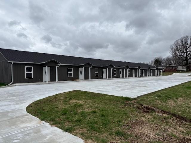 ranch-style home with a front yard