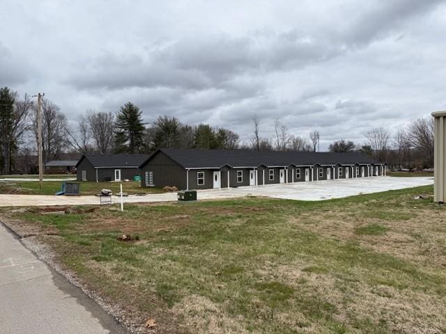 view of front of home with a front lawn