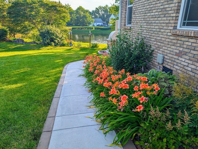 view of yard featuring a water view