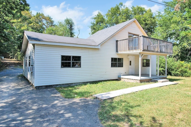 view of front of home featuring a porch and a front lawn