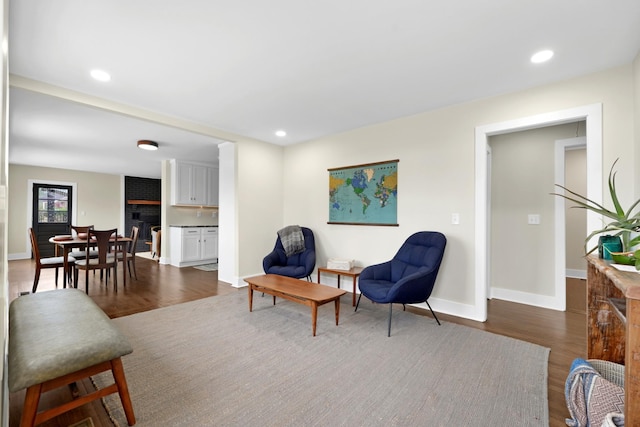 living area featuring dark wood-type flooring, recessed lighting, and baseboards