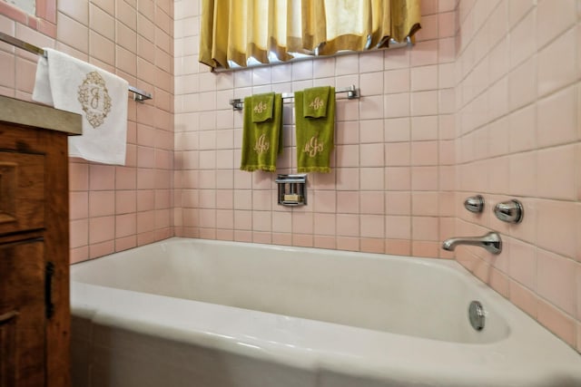 bathroom featuring a bathtub