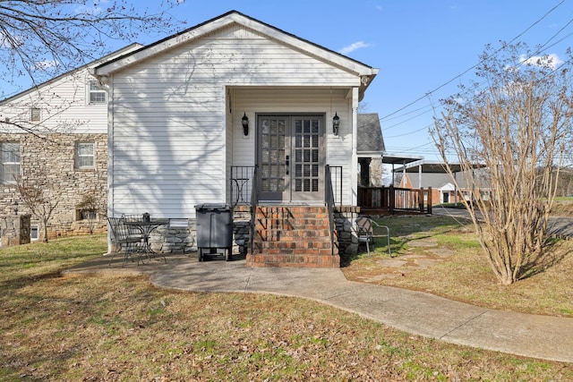 view of front of property featuring a patio area and a front yard