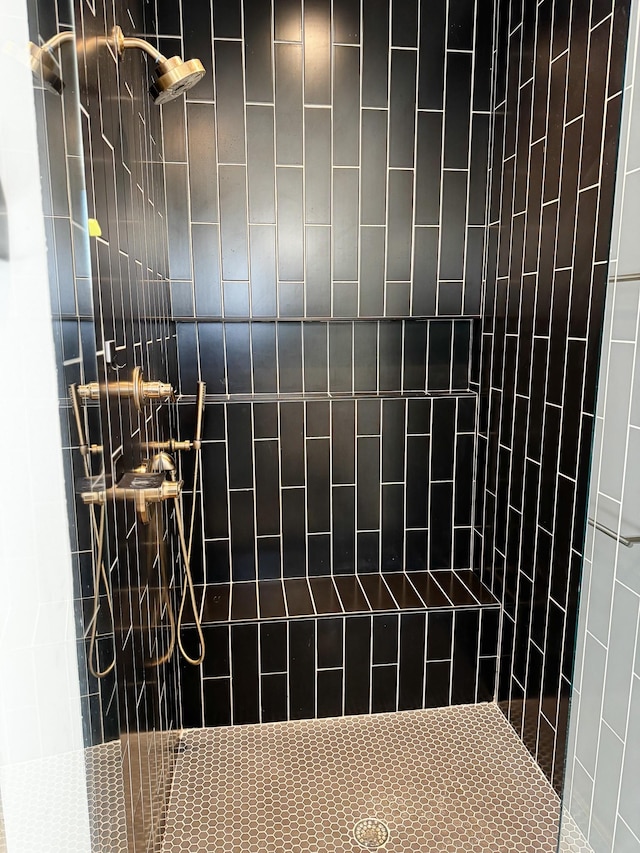 interior details with a tile shower