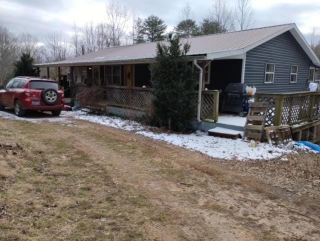 ranch-style house with covered porch