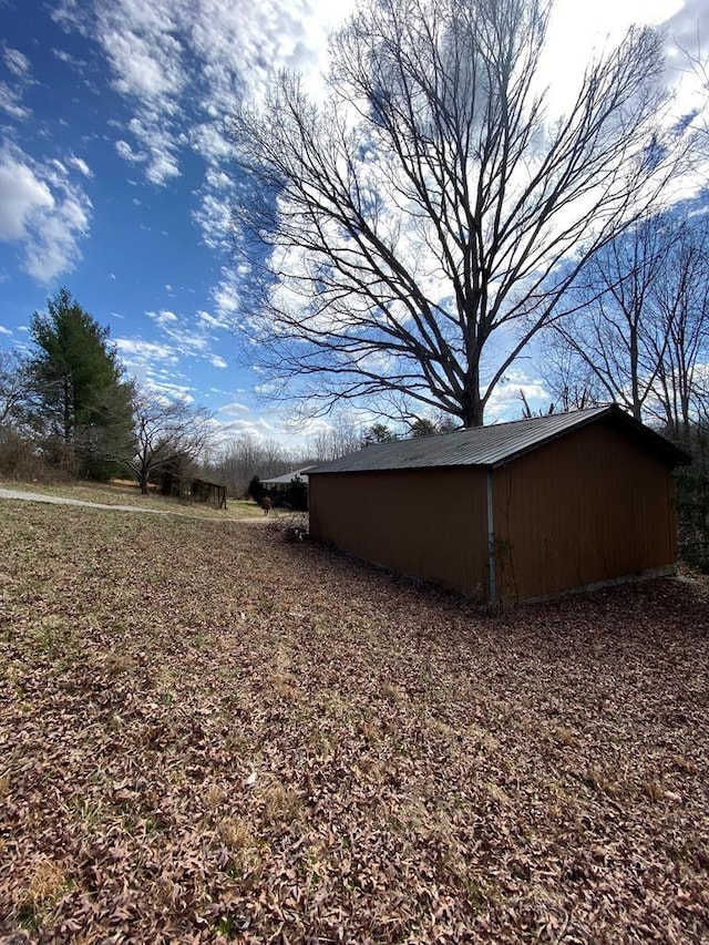 view of yard featuring a pole building and an outdoor structure