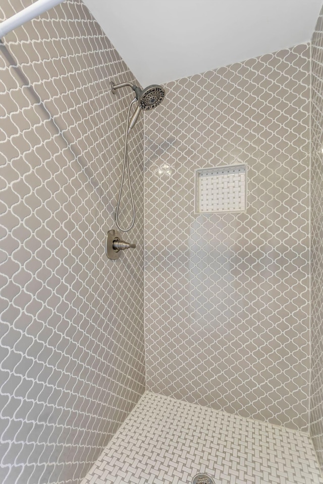 bathroom featuring tiled shower