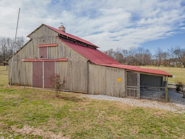 view of barn featuring a lawn