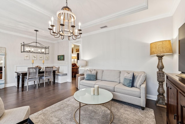 living room with dark wood-type flooring, a tray ceiling, a chandelier, and visible vents