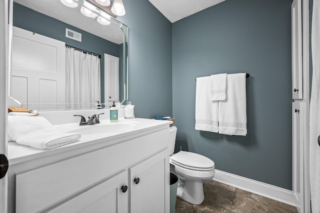 full bathroom with baseboards, visible vents, toilet, curtained shower, and vanity