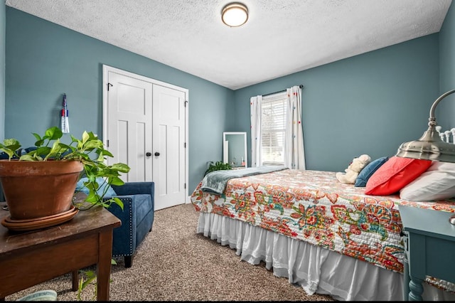 bedroom with carpet, a closet, and a textured ceiling