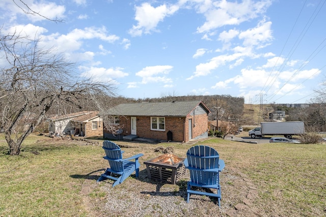 view of yard featuring a fire pit