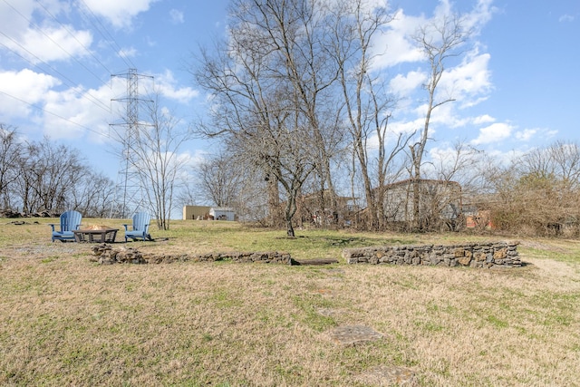 view of yard with an outbuilding