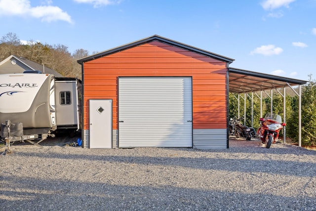 view of outdoor structure with an outbuilding