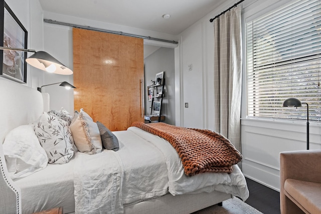 bedroom featuring a barn door