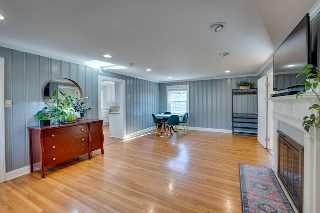 interior space with light wood-style floors, baseboards, ornamental molding, and recessed lighting