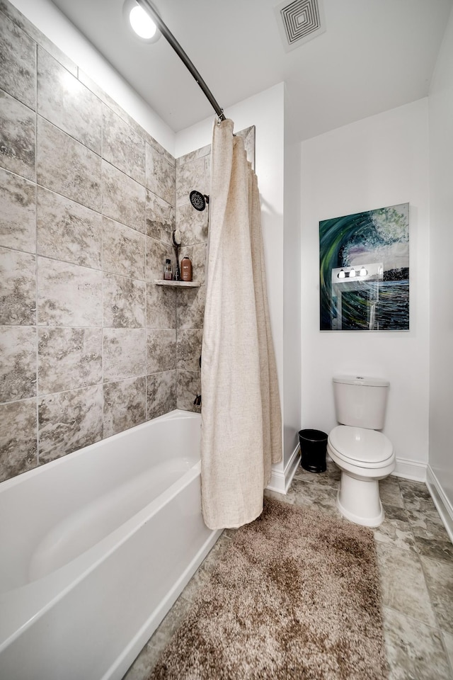 bathroom featuring toilet, shower / tub combo, visible vents, and baseboards