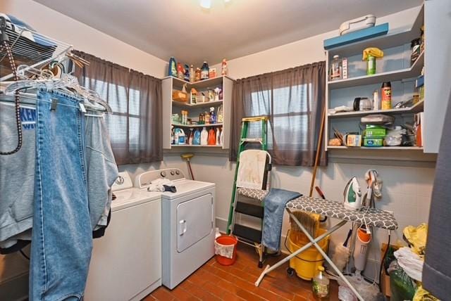 laundry room with laundry area and independent washer and dryer