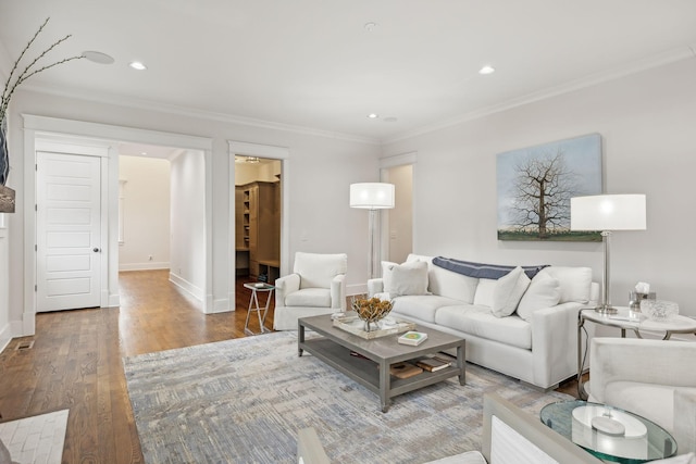 living area featuring baseboards, ornamental molding, wood finished floors, and recessed lighting