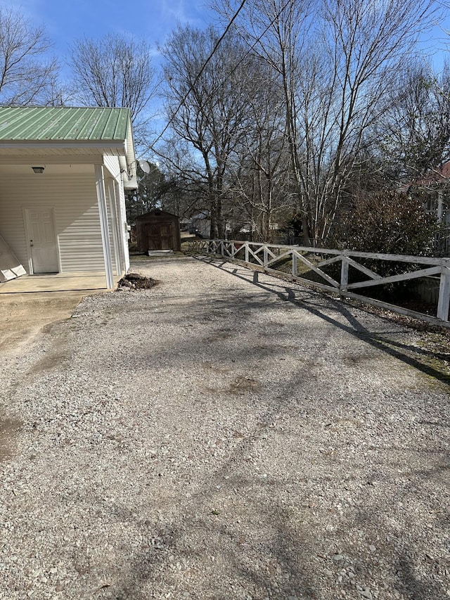 view of yard featuring an outdoor structure and driveway