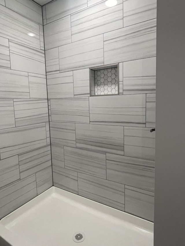 full bath with tiled shower