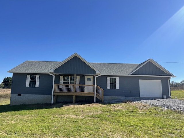 ranch-style home with gravel driveway, covered porch, a front yard, an attached garage, and crawl space