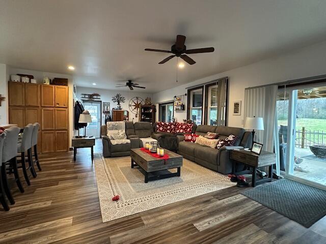 living room with ceiling fan, dark wood-style flooring, and recessed lighting