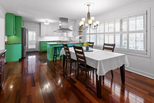 dining room with dark wood-style floors, ornamental molding, a chandelier, and baseboards