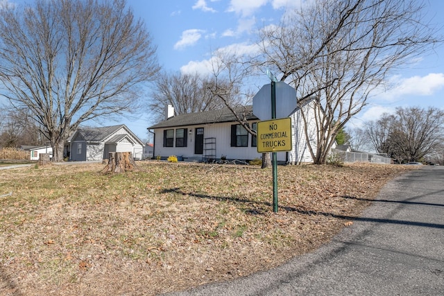 1100 S Russell St, Portland, TN 37148 - view of front of home featuring a chimney