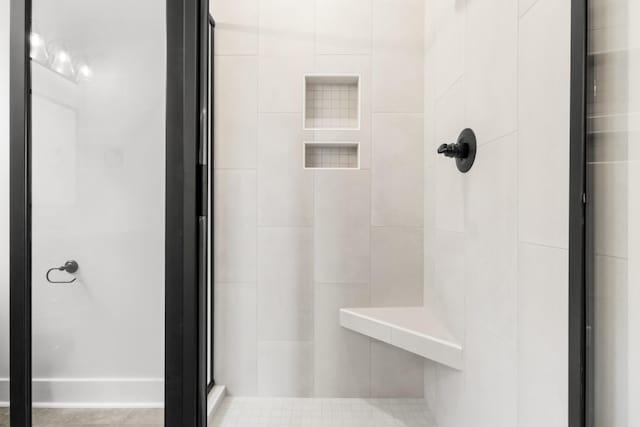 bathroom featuring tiled shower