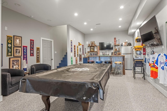 rec room featuring light speckled floor, a bar, billiards, and recessed lighting