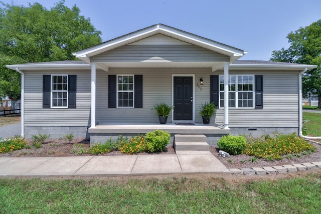 view of front of property with crawl space and covered porch