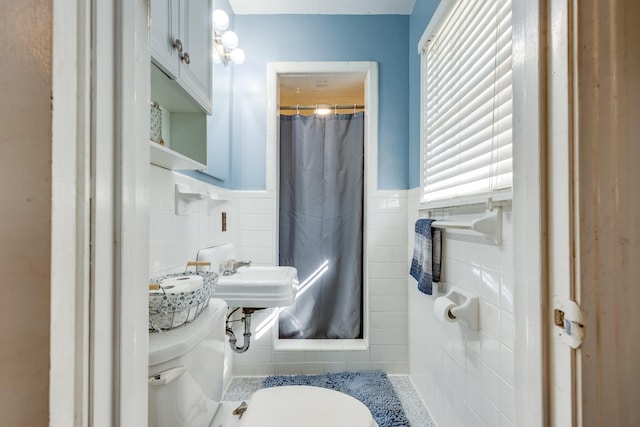 full bathroom featuring a shower with curtain, wainscoting, tile walls, and toilet