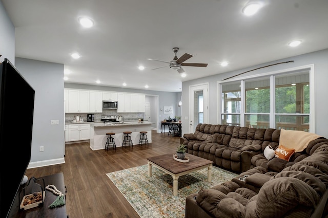 living area featuring dark wood-style floors, ceiling fan, baseboards, and recessed lighting