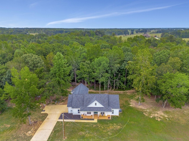 birds eye view of property featuring a forest view