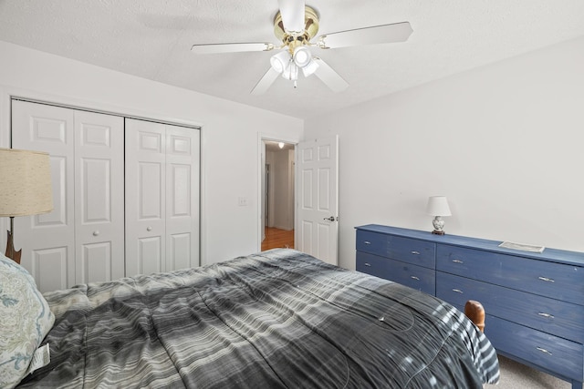 bedroom featuring a closet, ceiling fan, and a textured ceiling