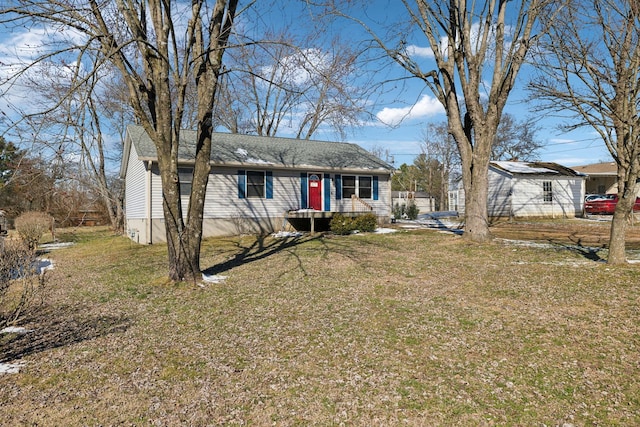 view of front of home featuring a front lawn