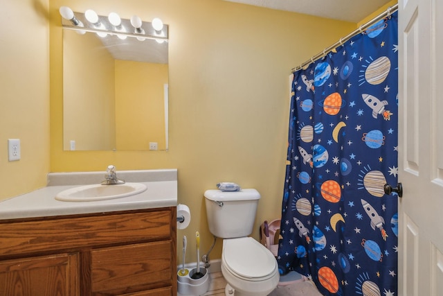 bathroom with toilet, curtained shower, and vanity