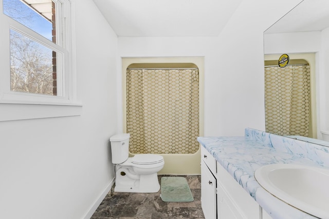 full bath with baseboards, shower / tub combo with curtain, vanity, and toilet