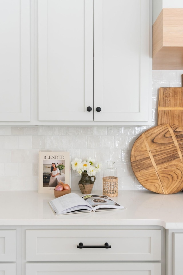 details featuring tasteful backsplash