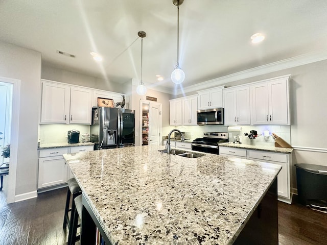 kitchen with tasteful backsplash, visible vents, appliances with stainless steel finishes, dark wood-style flooring, and a sink