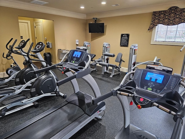 workout area with recessed lighting, visible vents, crown molding, and baseboards