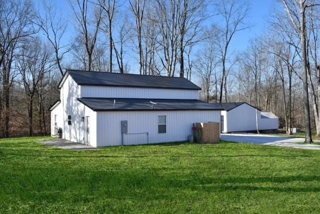 view of outdoor structure with an outbuilding