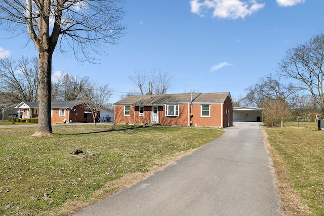 view of front of house featuring brick siding and a front yard