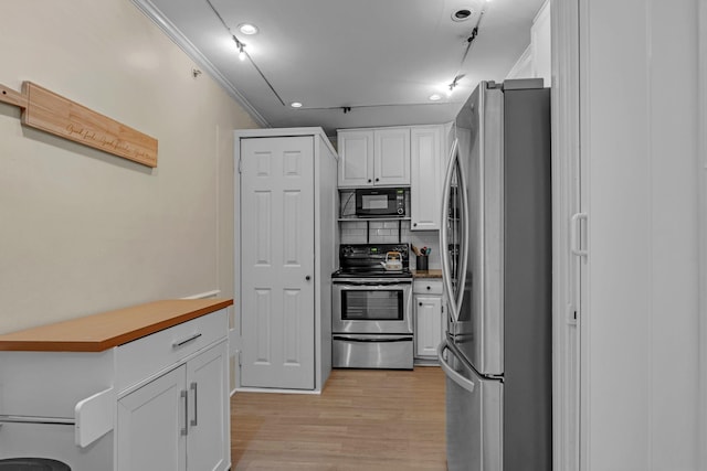 kitchen featuring stainless steel appliances, crown molding, light wood-style floors, white cabinetry, and backsplash