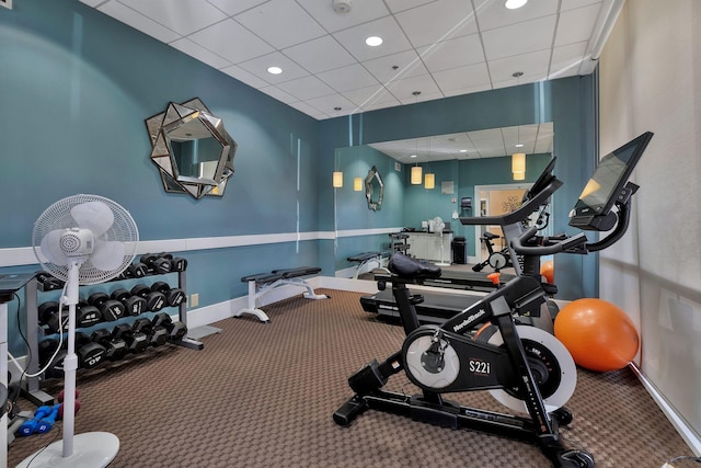 workout area with recessed lighting, a drop ceiling, and baseboards