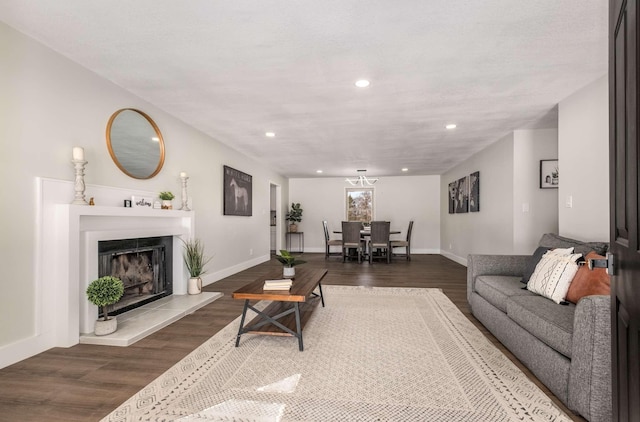 living area with dark wood-type flooring, recessed lighting, and baseboards