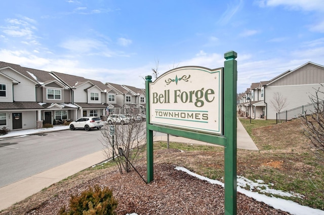 community sign featuring a residential view