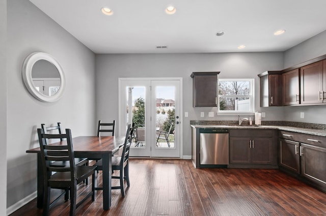 kitchen featuring dark wood-style floors, recessed lighting, a sink, dark brown cabinetry, and dishwasher